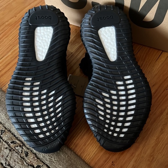 Adidas Yeezy 350 Boost - Picture 2 of 8